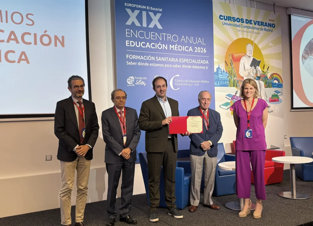 Adrián Mosquera Orgueira recoge el Premio de Educación Médica de la Fundación Lilly – UCM 2026 junto a otras cuatro personas en el XIX Encuentro Anual de Educación Médica 2026