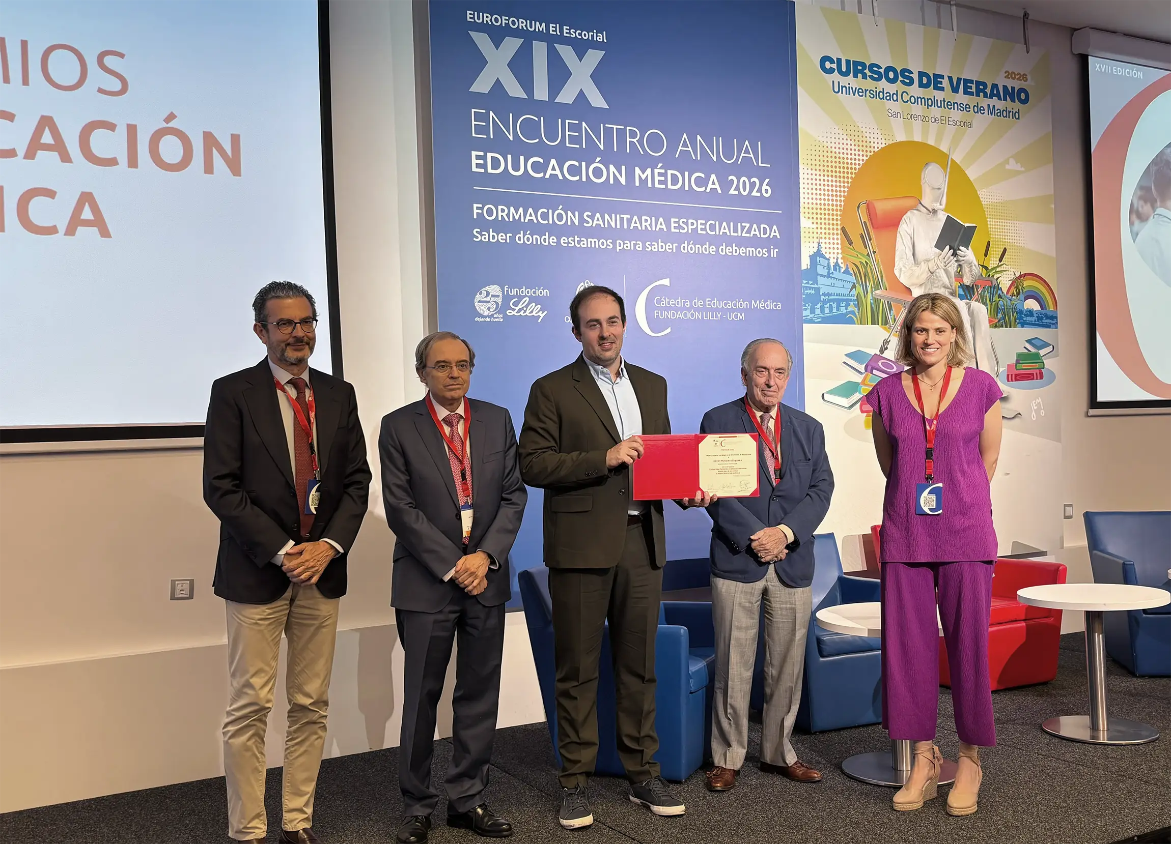 Adrián Mosquera Orgueira recoge el Premio de Educación Médica de la Fundación Lilly – UCM 2026 junto a otras cuatro personas en el XIX Encuentro Anual de Educación Médica 2026